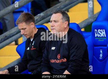 Micky Mellon (Team Manager) dell'Oldham Athletic Association Football Club durante la partita della Vanarama National League tra Oldham Athletic e Yeovil Town al Boundary Park di Oldham, sabato 21 settembre 2024. (Foto: Thomas Edwards | mi News) crediti: MI News & Sport /Alamy Live News Foto Stock