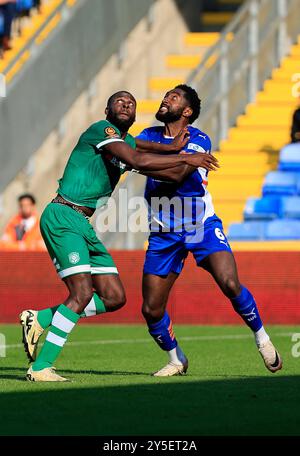 Emmanuel Monthe dell'Oldham Athletic Association Football Club è in agguato con Frank Nouble del Yeovil Town Football Club durante la partita della Vanarama National League tra Oldham Athletic e Yeovil Town al Boundary Park di Oldham, sabato 21 settembre 2024. (Foto: Thomas Edwards | mi News) crediti: MI News & Sport /Alamy Live News Foto Stock