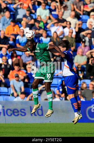 Il Reagan Ogle dell'Oldham Athletic Association Football Club è in agguato con Frank Nouble del Yeovil Town Football Club durante la partita della Vanarama National League tra Oldham Athletic e Yeovil Town al Boundary Park di Oldham, sabato 21 settembre 2024. (Foto: Thomas Edwards | mi News) crediti: MI News & Sport /Alamy Live News Foto Stock