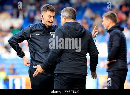 Mark Cooper (Team Manager) del Yeovil Town Football Club viene inviato agli stand dal quarto ufficiale durante la partita della Vanarama National League tra Oldham Athletic e Yeovil Town al Boundary Park di Oldham, sabato 21 settembre 2024. (Foto: Thomas Edwards | mi News) crediti: MI News & Sport /Alamy Live News Foto Stock