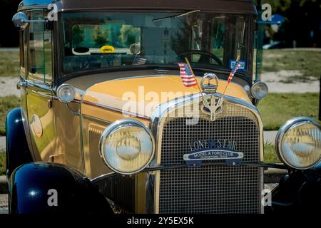 Un'auto Ford d'epoca con carrozzeria gialla e nera viene esposta in una mostra automobilistica. Foto Stock