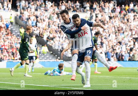 Londra, Regno Unito. 21 settembre 2024. Dominic Solanke del Tottenham Hotspur (19) festeggia con il compagno di squadra Heung-min figlio del Tottenham Hotspur dopo aver segnato il suo primo gol. Partita di Premier League, Tottenham Hotspur contro Brentford allo stadio Tottenham Hotspur di Londra sabato 21 settembre 2024. Questa immagine può essere utilizzata solo per scopi editoriali. Foto per uso editoriale di Sandra Mailer/Andrew Orchard fotografia sportiva/Alamy Live news Credit: Andrew Orchard fotografia sportiva/Alamy Live News Foto Stock