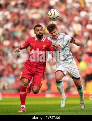 Mohamed Salah del Liverpool combatte contro Milos Kerkez dell'AFC Bournemouth durante la partita di Premier League tra Liverpool e Bournemouth ad Anfield, Liverpool, sabato 21 settembre 2024. (Foto: Steven Halliwell | mi News) crediti: MI News & Sport /Alamy Live News Foto Stock