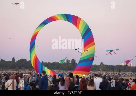 Drachenfest 2024, Festival der Riesendrachen auf dem Tempelhofer Feld, Berlin, 21.09.2024 Ein bunter Drachen beim Drachenfest auf dem Tempelhofer Feld a Berlin am 21.09.2024 Berlin Tempelhofer Feld *** Drachenfest 2024, festival degli aquiloni giganti a Tempelhofer Feld, Berlino, 21 09 2024 Un aquilone colorato al festival degli aquiloni A Tempelhofer Feld A Berlino, Festival A Tempelhofer Feld A Berlino, Berlin Copyright: 21 09 2024 Foto Stock