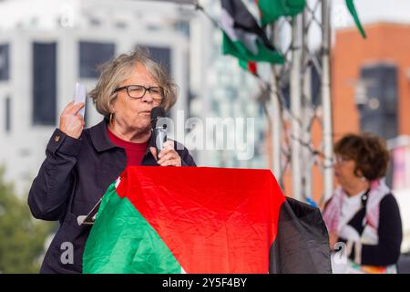 Liverpool, Regno Unito. 21 SETTEMBRE 2024. Lindsey German, membro fondatore di STW, parla come parte di una marcia Nazionale della Palestina, come si vede a Londra, allenatori del Sud, Leeds e Manchester hanno portato attivisti. Gli attivisti si sono riuniti a St George's Hall prima di marciare verso il porto vicino al porto di Liverpool, questa è l'inizio della conferenza laburista domani in città. Credito Milo Chandler/Alamy Live News Foto Stock