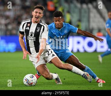 Torino, Italia. 21 settembre 2024. Andrea Cambiaso (L) della Juventus sfida con David Neres del Napoli durante una partita di calcio di serie A tra la Juventus e il Napoli a Torino, in Italia, 21 settembre 2024. Crediti: Alberto Lingria/Xinhua/Alamy Live News Foto Stock