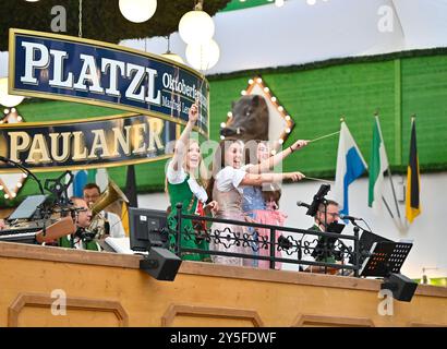 Monaco, Germania. 21 settembre 2024. I membri di una band reagiscono durante l'Oktoberfest di Monaco, Germania, 21 settembre 2024. Il 189esimo Oktoberfest, uno dei più grandi festival popolari in Germania, è stato inaugurato sabato a Monaco di Baviera, con il sindaco Dieter Reiter che spillava il primo barile di birra come tradizione. Il festival di quest'anno durerà fino al 6 ottobre. Crediti: Ren Pengfei/Xinhua/Alamy Live News Foto Stock