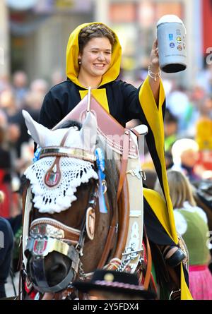 Monaco, Germania. 21 settembre 2024. Una donna partecipa a una parata durante l'apertura ufficiale dell'Oktoberfest a Monaco, Germania, 21 settembre 2024. Il 189esimo Oktoberfest, uno dei più grandi festival popolari in Germania, è stato inaugurato sabato a Monaco di Baviera, con il sindaco Dieter Reiter che spillava il primo barile di birra come tradizione. Il festival di quest'anno durerà fino al 6 ottobre. Crediti: Ren Pengfei/Xinhua/Alamy Live News Foto Stock