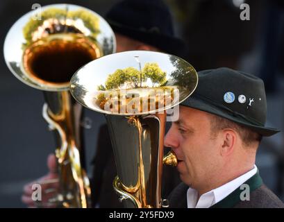 Monaco, Germania. 21 settembre 2024. Le persone partecipano a una parata durante l'apertura ufficiale dell'Oktoberfest a Monaco, Germania, 21 settembre 2024. Il 189esimo Oktoberfest, uno dei più grandi festival popolari in Germania, è stato inaugurato sabato a Monaco di Baviera, con il sindaco Dieter Reiter che spillava il primo barile di birra come tradizione. Il festival di quest'anno durerà fino al 6 ottobre. Crediti: Ren Pengfei/Xinhua/Alamy Live News Foto Stock