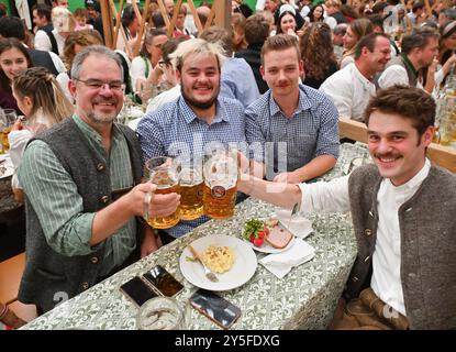 Monaco, Germania. 21 settembre 2024. Durante l'Oktoberfest di Monaco, Germania, il 21 settembre 2024, la gente si gusta la birra. Il 189esimo Oktoberfest, uno dei più grandi festival popolari in Germania, è stato inaugurato sabato a Monaco di Baviera, con il sindaco Dieter Reiter che spillava il primo barile di birra come tradizione. Il festival di quest'anno durerà fino al 6 ottobre. Crediti: Ren Pengfei/Xinhua/Alamy Live News Foto Stock