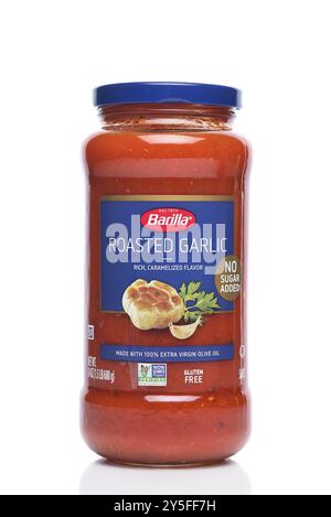 IRVINE, CALIFORNIA - 21 SETTEMBRE 2024: Un barattolo di Barilla Roasted Garlic Pasta Sauce. Foto Stock