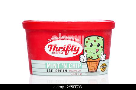 IRVINE, CALIFORNIA - 21 SETTEMBRE 2024: Un cartone di Thrifty Mint n Chip Ice Cream Foto Stock
