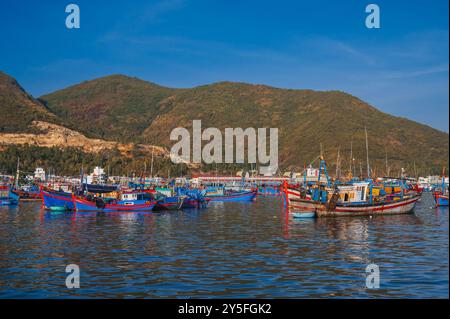 Pescherecci, navi e navi vietnamite presso il porto di pesca sul fiume Nha Trang. Nha Trang, Vietnam - 8 settembre 2024 Foto Stock