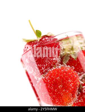 Fragole fresche in acqua minerale con boobles Foto Stock