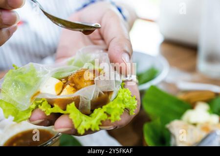 Polpette vietnamite con mano (Nam Neung) Foto Stock