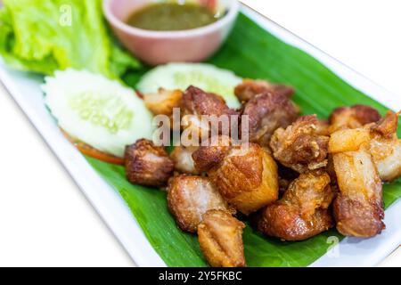 Tagliato di maiale essiccato fritto su isolato bianco. Foto Stock