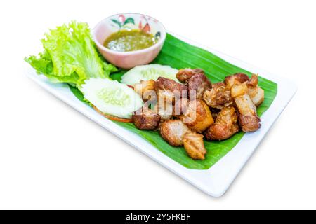 Tagliato di maiale essiccato fritto su isolato bianco. Foto Stock