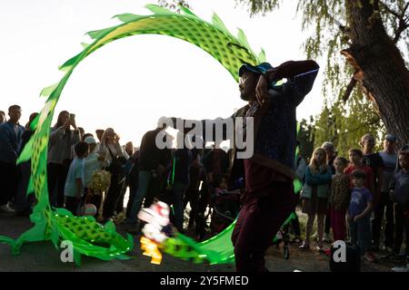 Seattle, Washington, Stati Uniti. 21 settembre 2024. L'artista Wei dai esegue una danza del drago durante la celebrazione autunnale equinozio della Luminata al Green Lake Park di Seattle. Il Fremont Arts Council accoglie tutti alla processione intorno a Green Lake per celebrare l'equinozio autunnale con costumi illuminati, lanterne e arte. Crediti: Paul Christian Gordon/Alamy Live News Foto Stock