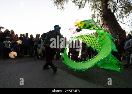 Seattle, Washington, Stati Uniti. 21 settembre 2024. L'artista Wei dai esegue una danza del drago durante la celebrazione autunnale equinozio della Luminata al Green Lake Park di Seattle. Il Fremont Arts Council accoglie tutti alla processione intorno a Green Lake per celebrare l'equinozio autunnale con costumi illuminati, lanterne e arte. Crediti: Paul Christian Gordon/Alamy Live News Foto Stock