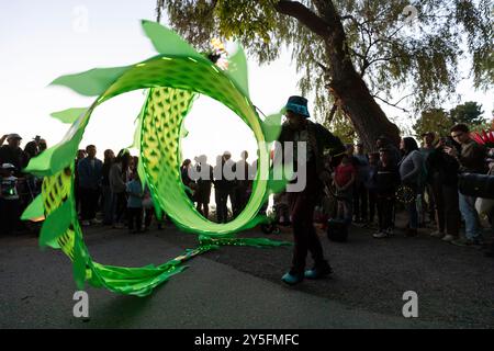 Seattle, Washington, Stati Uniti. 21 settembre 2024. L'artista Wei dai esegue una danza del drago durante la celebrazione autunnale equinozio della Luminata al Green Lake Park di Seattle. Il Fremont Arts Council accoglie tutti alla processione intorno a Green Lake per celebrare l'equinozio autunnale con costumi illuminati, lanterne e arte. Crediti: Paul Christian Gordon/Alamy Live News Foto Stock