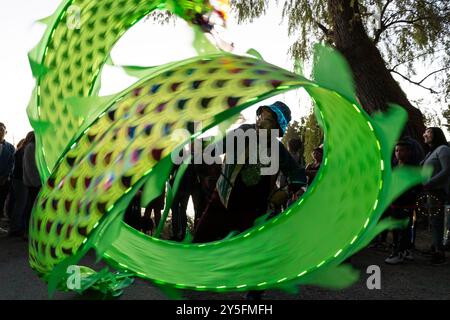 Seattle, Washington, Stati Uniti. 21 settembre 2024. L'artista Wei dai esegue una danza del drago durante la celebrazione autunnale equinozio della Luminata al Green Lake Park di Seattle. Il Fremont Arts Council accoglie tutti alla processione intorno a Green Lake per celebrare l'equinozio autunnale con costumi illuminati, lanterne e arte. Crediti: Paul Christian Gordon/Alamy Live News Foto Stock