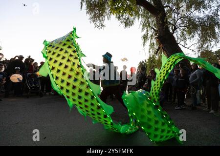 Seattle, Washington, Stati Uniti. 21 settembre 2024. L'artista Wei dai esegue una danza del drago durante la celebrazione autunnale equinozio della Luminata al Green Lake Park di Seattle. Il Fremont Arts Council accoglie tutti alla processione intorno a Green Lake per celebrare l'equinozio autunnale con costumi illuminati, lanterne e arte. Crediti: Paul Christian Gordon/Alamy Live News Foto Stock