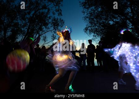 Seattle, Washington, Stati Uniti. 21 settembre 2024. I ballerini in costumi illuminati illuminano la strada durante una processione alla celebrazione autunnale equinozio della Luminata al Green Lake Park di Seattle. Il Fremont Arts Council accoglie tutti alla processione intorno a Green Lake per celebrare l'equinozio autunnale con costumi illuminati, lanterne e arte. Crediti: Paul Christian Gordon/Alamy Live News Foto Stock