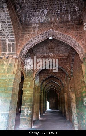 Kolhapur , India - 8 settembre 2024 Vista interna di un tradizionale negozio di grano (Ambarkhana ) un posto dove conservare i cereali al forte Panhala a Kolhapur Maharas Foto Stock