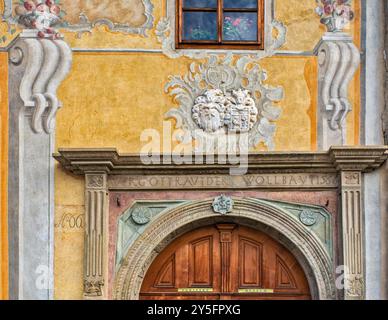 Portale rinascimentale presso la casa dei borghesi, ora sezione del Museo Šariš nella Piazza del Municipio (Radničné námestie) a Bardejov, regione di Presov, Slovacchia Foto Stock