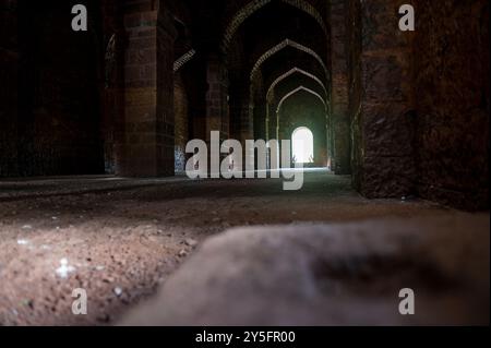 Kolhapur , India - 8 settembre 2024 bella vista all'interno del tradizionale deposito di grano (Ambarkhana), la luce del sole che cade sui pilastri del forte Panhala a Ko Foto Stock