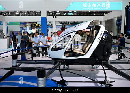 Hefei, la provincia cinese di Anhui. 20 settembre 2024. I visitatori impareranno a conoscere un aereo elettrico da decollo e atterraggio verticale alla World Manufacturing Convention 2024 a Hefei, nella provincia di Anhui, nella Cina orientale, 20 settembre 2024. Crediti: Huang Bohan/Xinhua/Alamy Live News Foto Stock