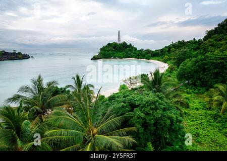 Veduta aerea di uno splendido faro, spiaggia sabbiosa e barche da pesca e isola tropicale di Labengki con vegetazione lussureggiante, Sulawesi in Indonesia Foto Stock