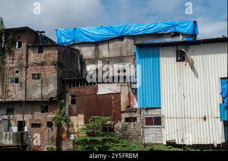 Mumbai , India - 10 settembre 2024 Vista delle case nella baraccopoli di Dharavi dalla strada a Dharavi Slum Mumbai Bombay Maharashtra India Foto Stock