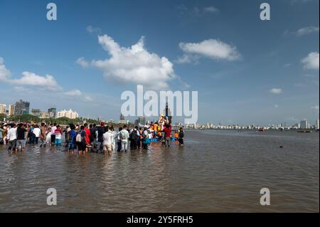 Mumbai, India - 17 settembre 2024 l'idolo Ganesha viene portato in immersione in mare profondo a Girgaon Chowpatty mumbai Maharashtra India Foto Stock