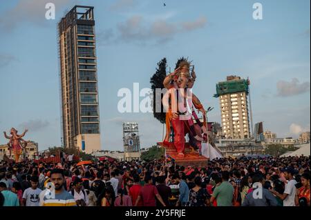 Mumbai, India - 17 settembre 2024 l'idolo Ganesha viene portato in immersione in mare profondo a Girgaon Chowpatty Maharashtra India Foto Stock