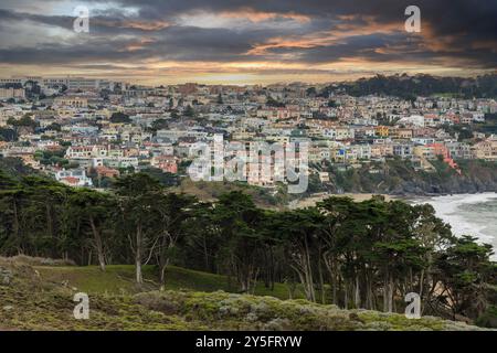 Spettacolare tramonto sul quartiere di Sea Cliff e Baker Beach tramite il Presidio. San Francisco, California, Stati Uniti. Foto Stock