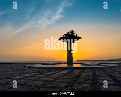 Izmir, Turchia - 3 luglio 2024: Statua dell'albero della Repubblica in Piazza Gundogdu Foto Stock