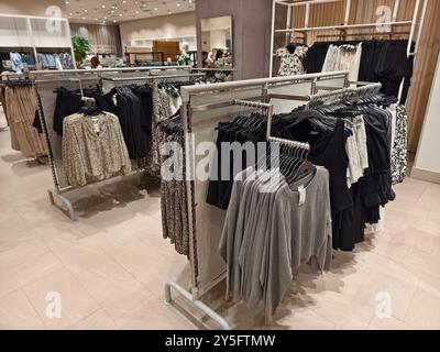 KUALA LUMPUR, MALESIA - 28 AGOSTO 2024: Negozio di marca HM nel grande centro commerciale Foto Stock