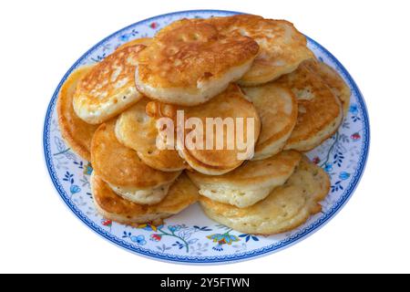 Piatto con spesse frittelle fatte in casa su sfondo bianco. Torte fatte in casa appena sfornate. Foto Stock