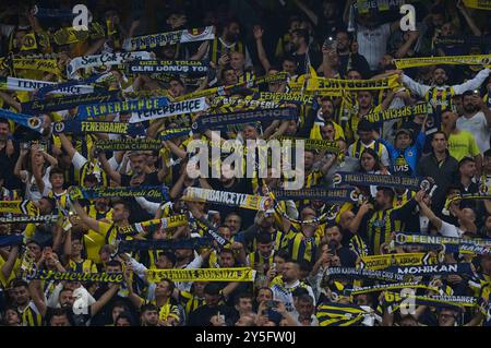 21 settembre 2024: Tifosi del Fenerbahce durante una partita della SÃ¼per Ligue turca, Fenerbahce SK vs Galatasaray S. K, allo stadio Ulker Fenerbahce Sukru Saracoglu, Istanbul, Turchia. Ulrik Pedersen/CSM Foto Stock