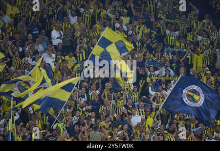 21 settembre 2024: Tifosi del Fenerbahce durante una partita della SÃ¼per Ligue turca, Fenerbahce SK vs Galatasaray S. K, allo stadio Ulker Fenerbahce Sukru Saracoglu, Istanbul, Turchia. Ulrik Pedersen/CSM Foto Stock