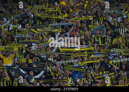 21 settembre 2024: Tifosi del Fenerbahce durante una partita della SÃ¼per Ligue turca, Fenerbahce SK vs Galatasaray S. K, allo stadio Ulker Fenerbahce Sukru Saracoglu, Istanbul, Turchia. Ulrik Pedersen/CSM Foto Stock