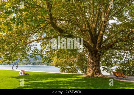 Il villaggio turistico di Annecy in alta Savoia, Rhône-Alpes, Francia Foto Stock