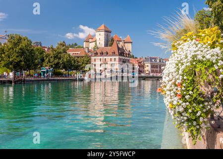 Il villaggio turistico di Annecy in alta Savoia, Rhône-Alpes, Francia Foto Stock