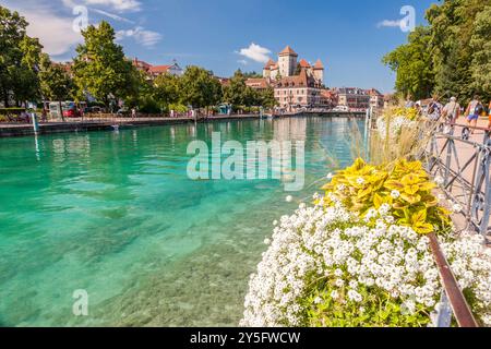 Il villaggio turistico di Annecy in alta Savoia, Rhône-Alpes, Francia Foto Stock