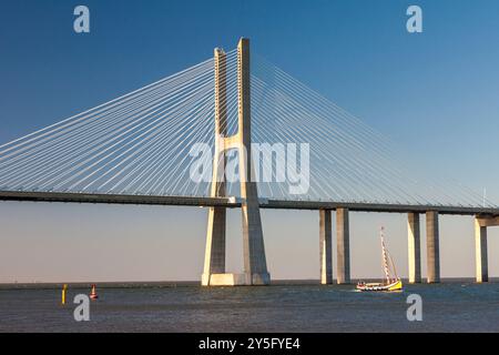 Il famoso ponte Vasco da Gama vicino al Parque das Nações - Parco delle nazioni -, Lisboa, Portogallo Foto Stock