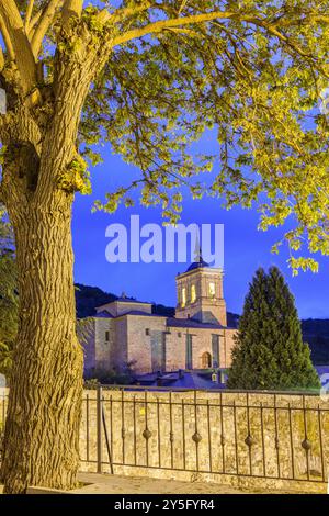 Ponte del Pellegrino e chiesa di San Nicolás de Bari a Molinaseca, via di San Giacomo, León, Spagna Foto Stock