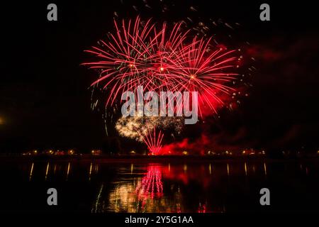 I colorati fuochi d'artificio, che fanno parte dell'evento Dresdner Schlössernacht, si riflettono nell'acqua del fiume Elba. Foto Stock