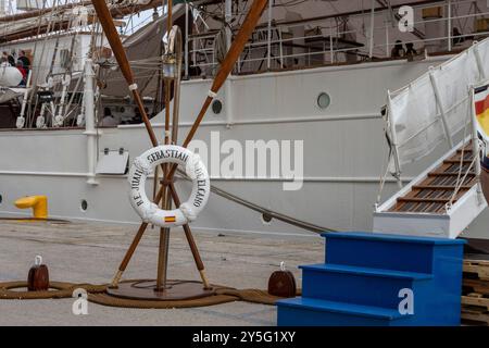 La gente aspetta di fila per imbarcarsi sul veliero bianco spagnolo, El Juan Sebastian de elcano Foto Stock