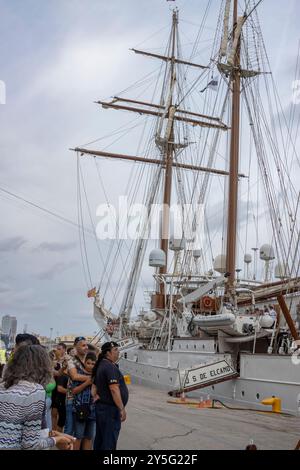 La gente aspetta di fila per imbarcarsi sul veliero bianco spagnolo, El Juan Sebastian de elcano Foto Stock